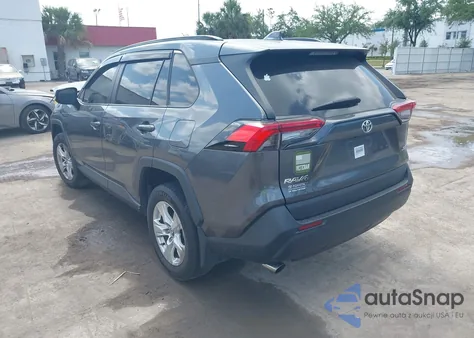 2021 Toyota Rav4 Xle z USA, uszkodzony, nr VIN 2T3W1RFV9MC106111